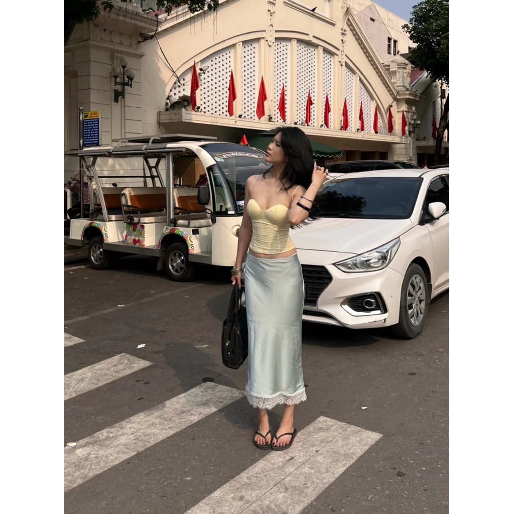 Chân váy lụa dáng dài phối ren — thời trang couple Việt Nam